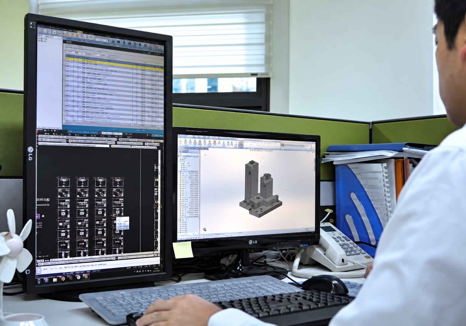 Estação de projeto com planilha e componente de fôrma de alumínio modelado em CAD 3D