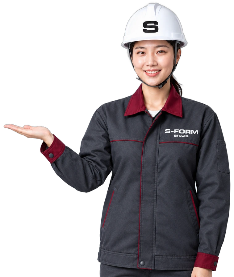 Engenheira da S-FORM de uniforme e capacete, apresentando as linhas de produto com a palma aberta