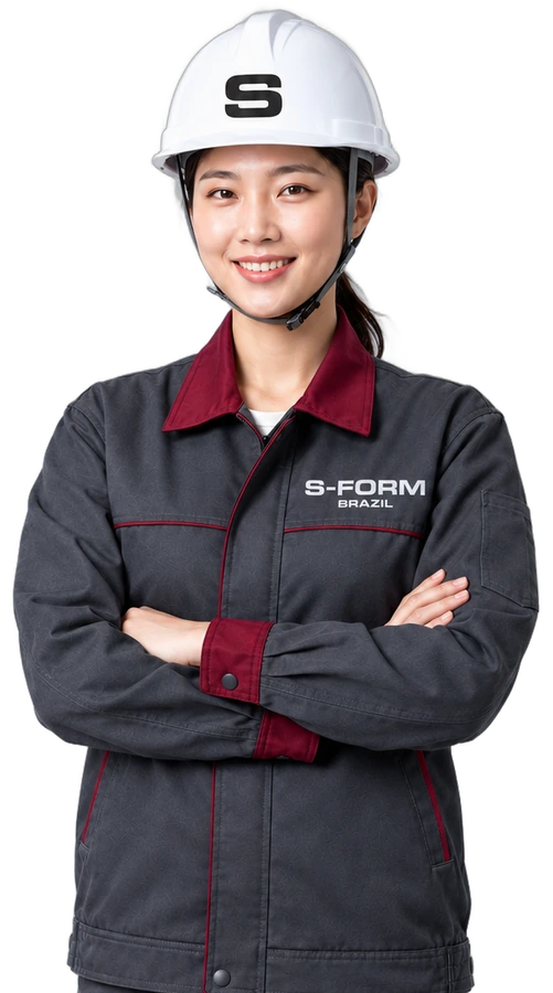 Engenheira da S-FORM de uniforme e capacete, com os bra?os cruzados