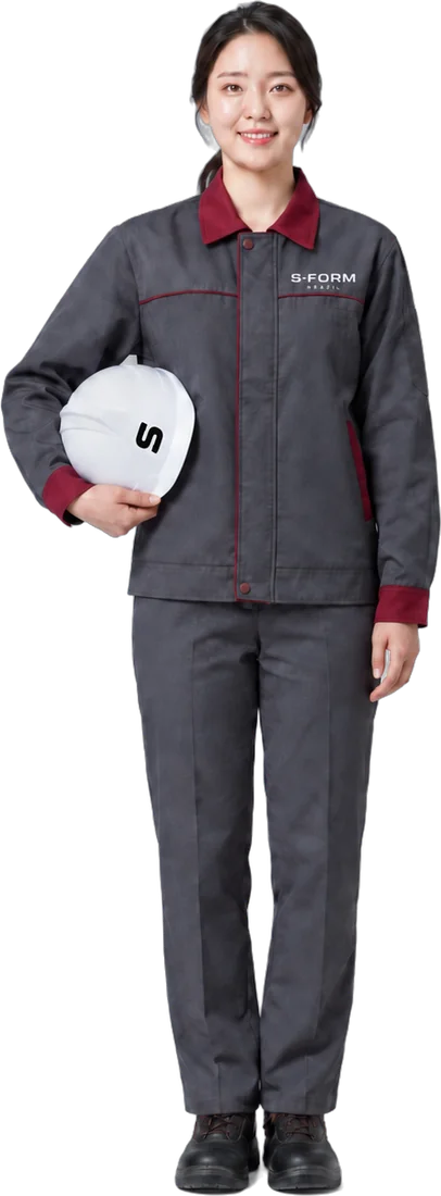Engenheira S-FORM em pé, com o capacete da marca sob o braço