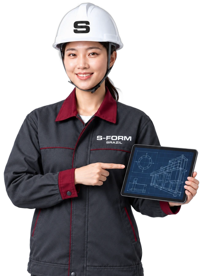Engenheira da S-FORM de uniforme e capacete, apresentando um tablet com desenho t?cnico